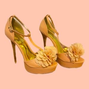 JUSTFAB
Size: 8.5
Peach heels with flower detail and gold plated heels!
5.5”